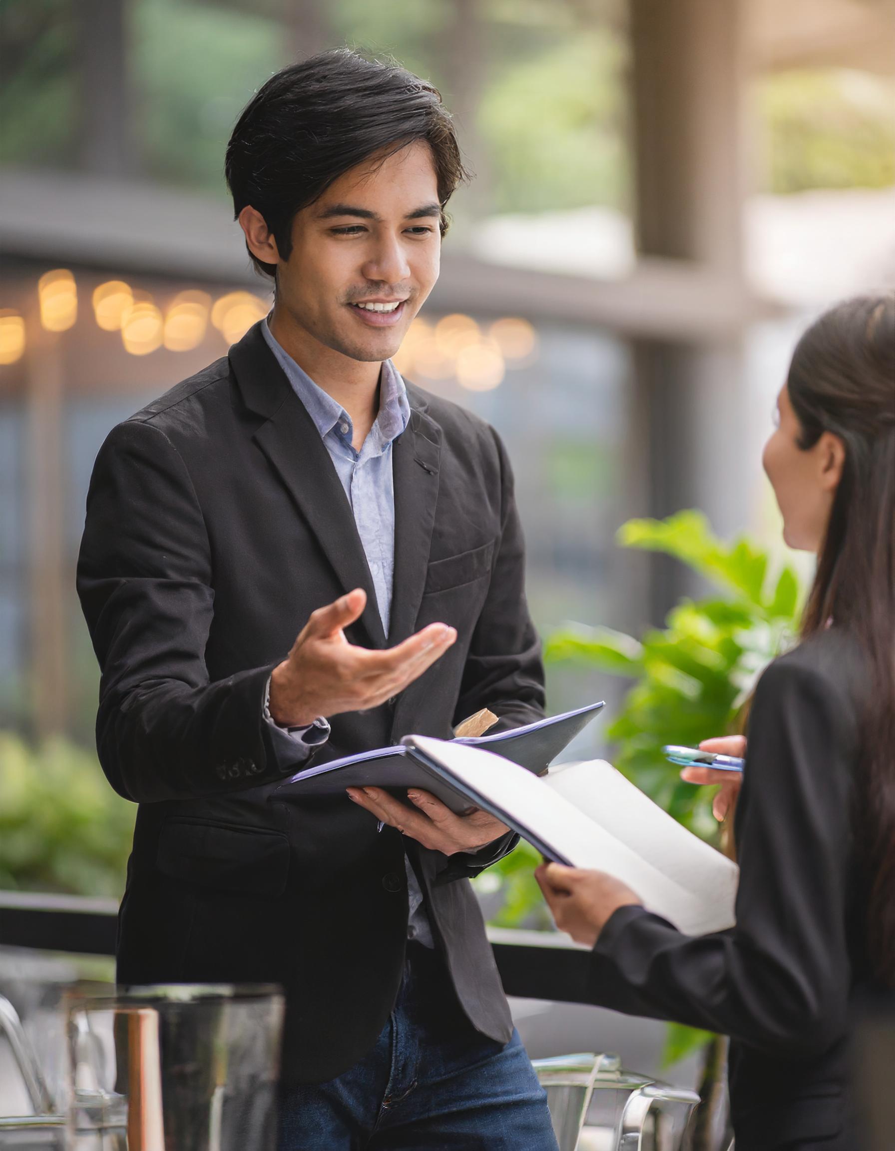 freundliche Kommunikation zwischen einem Übersetzungsbüro und einem Kunden